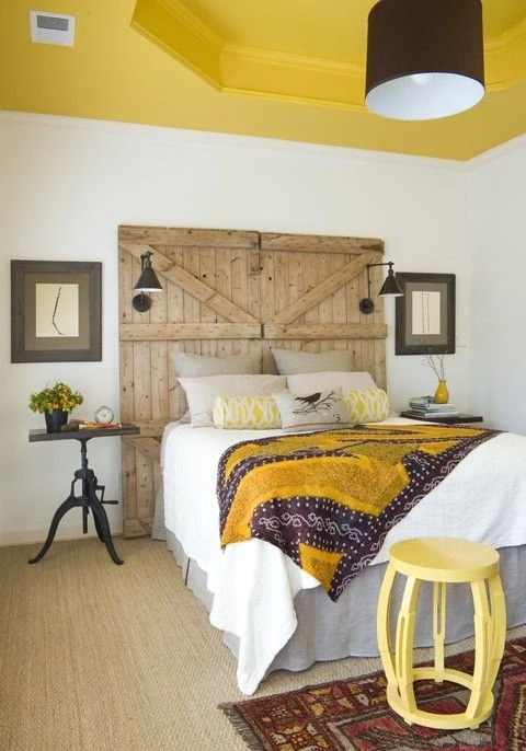 habitación amplia, techo amarillo